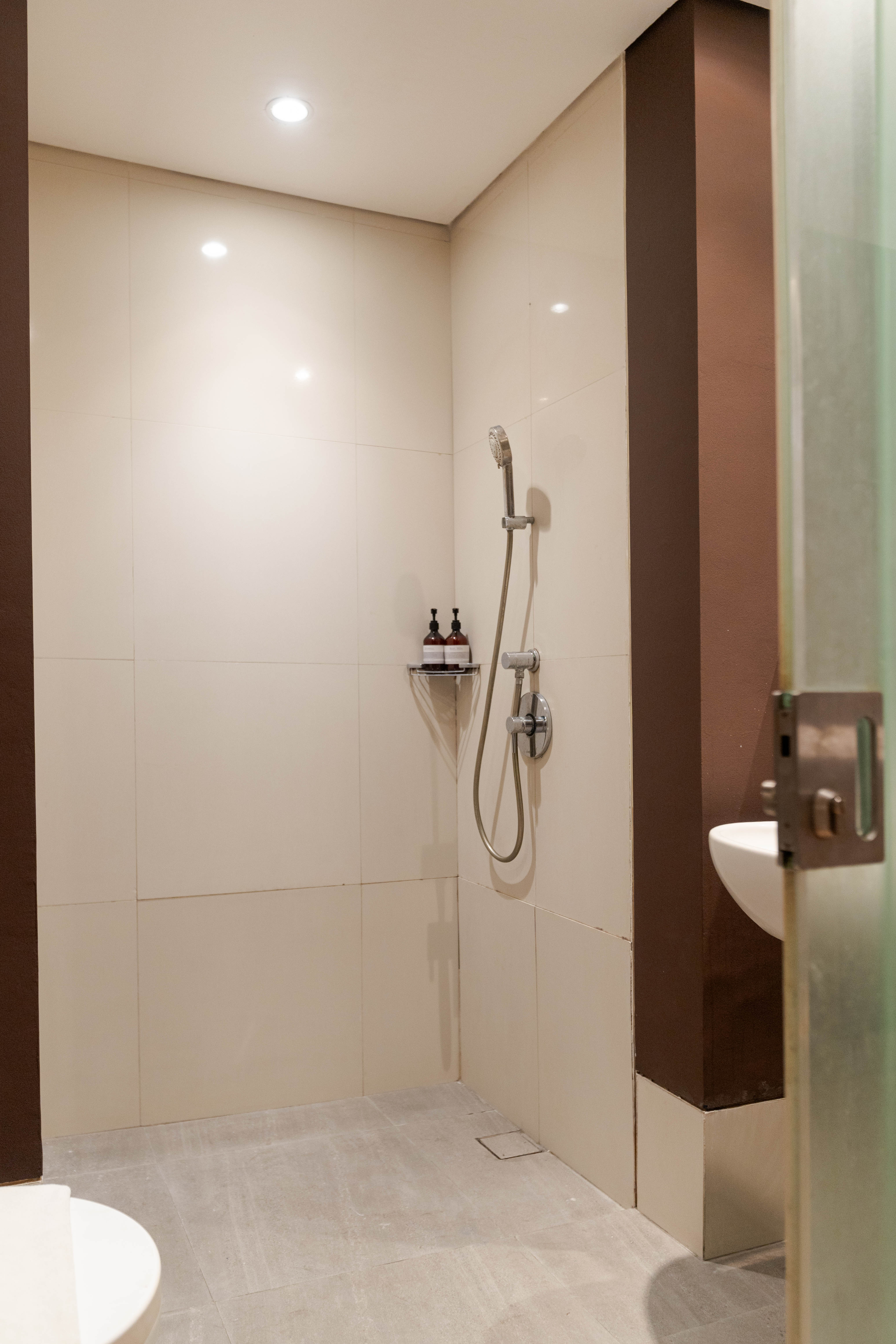 Modern Deluxe King bathroom
